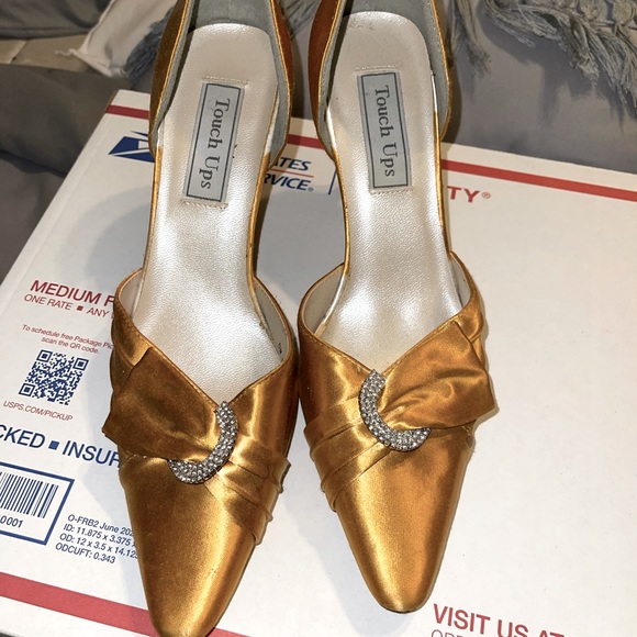 Gold closed toe heels 8 - Picture 1 of 5